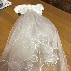 Elegant White Bow Veil